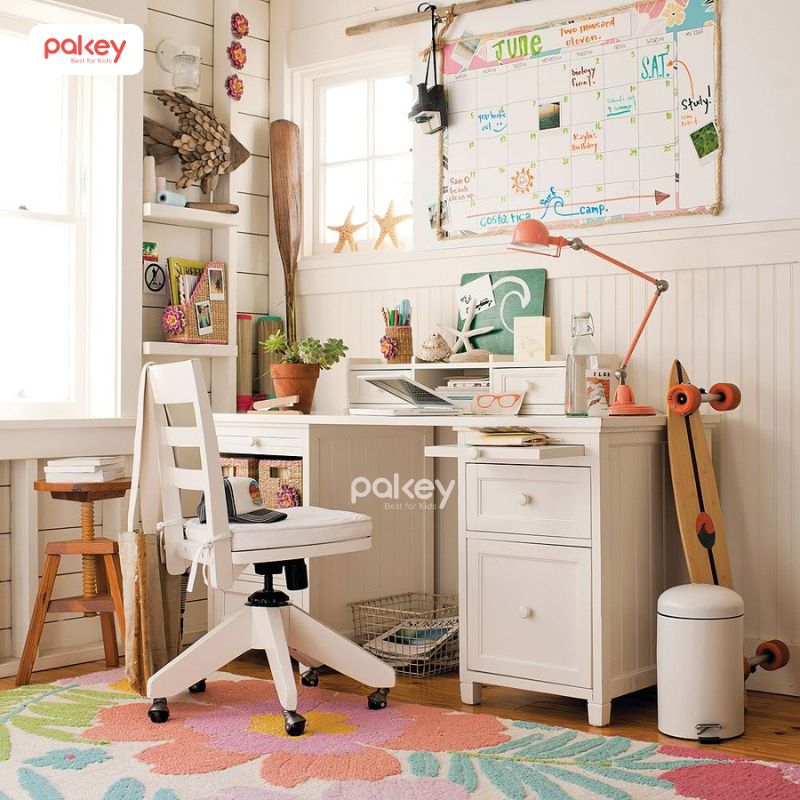 Việc tham khảo ý kiến bé khi chọn bàn sẽ giúp trẻ cảm thấy được tôn trọng và dễ dàng hình thành thói quen ngồi học mỗi ngày