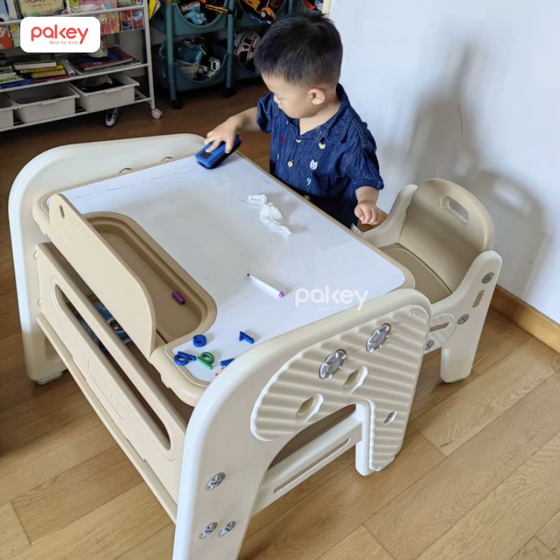 Chọn bàn học phù hợp với độ tuổi của bé