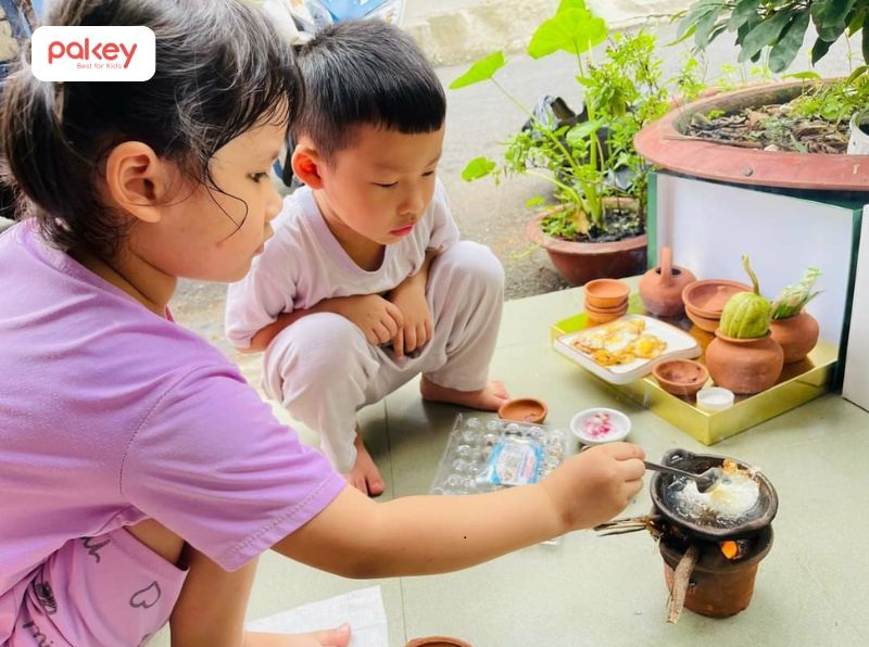 Top 20+ bộ đồ chơi nấu ăn cho bé đẹp nhất 2026 13 Bé học cách sẻ chia, giao tiếp và đảm nhận các nhiệm vụ nấu nướng