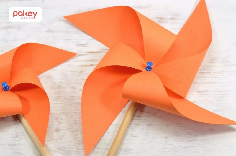 15+ ý tưởng làm đồ chơi cho bé handmade không tốn 1 xu 14 Làm chóng chóng cho bé bằng giấy