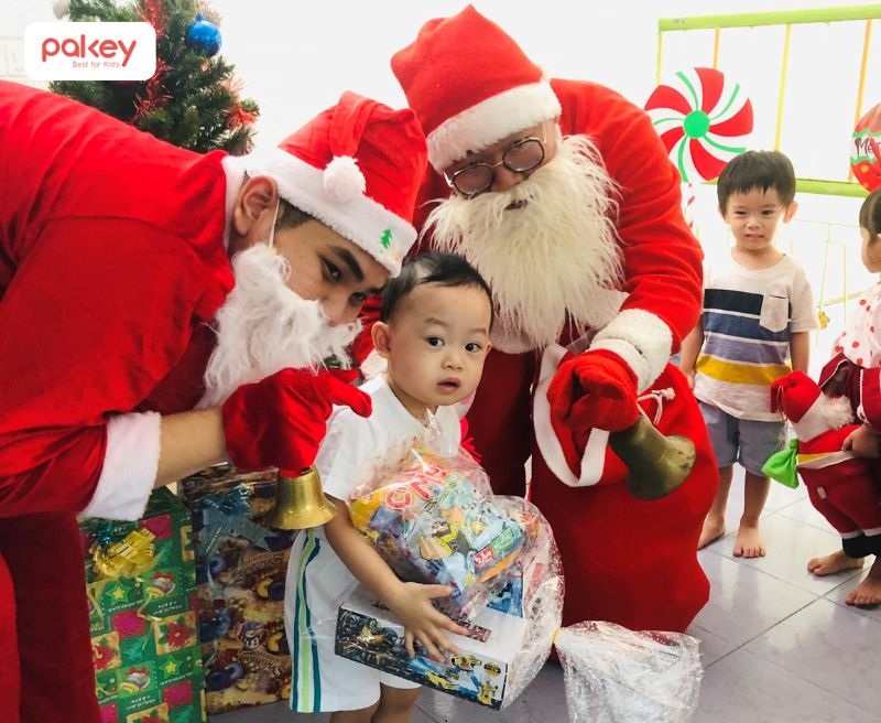 40+ món quà Noel cho bé gái, bé trai mọi lứa tuổi ý nghĩa 25 Hơn cả một món đồ, tặng quà cho con chính là cách ba mẹ trao cho con những thông điệp ý nghĩa