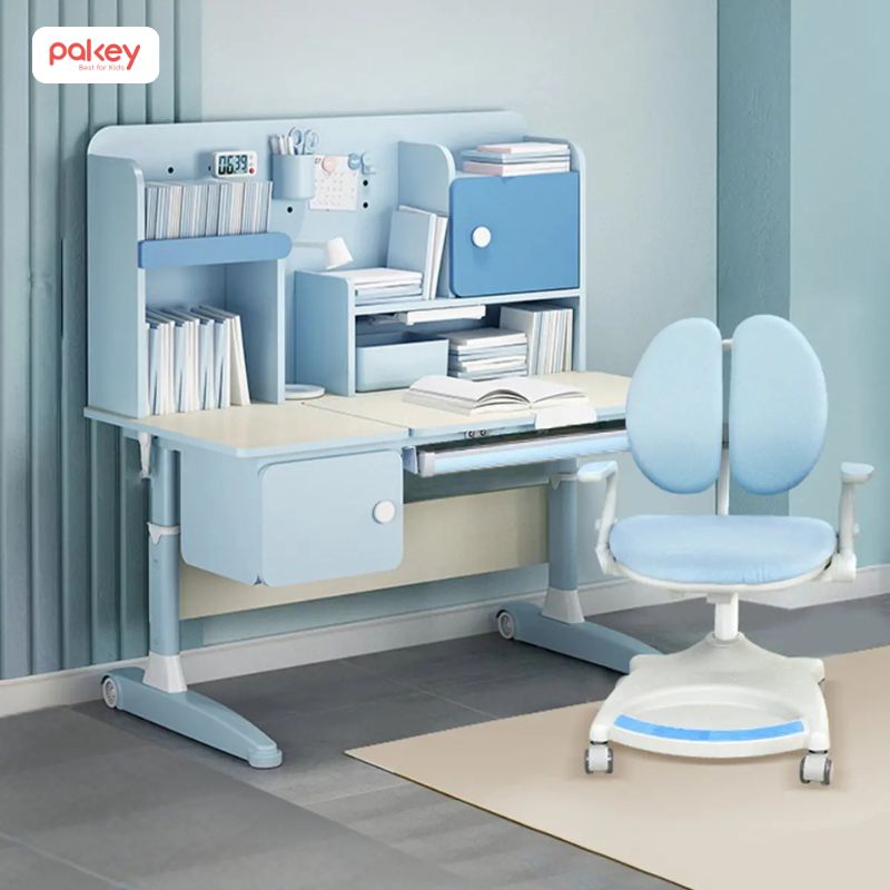 Bàn học thông minh là mẫu bàn được thiết kế dựa trên nguyên tắc công thái học (ergonomic), giúp hỗ trợ tư thế ngồi chuẩn, giảm áp lực lên cột sống và mắt của trẻ