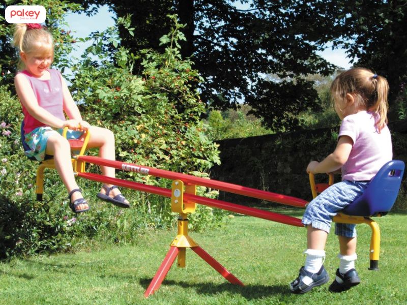 5 lưu ý giúp bé chơi bập bênh ngoài trời vừa vui vừa an toàn