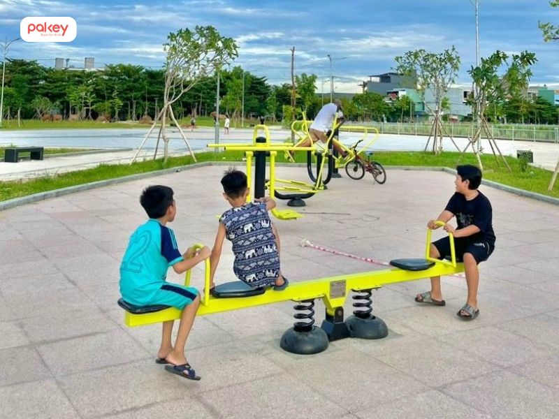 5 lưu ý giúp bé chơi bập bênh ngoài trời vừa vui vừa an toàn