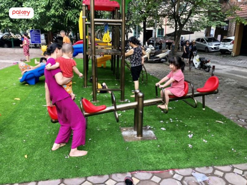 5 lưu ý giúp bé chơi bập bênh ngoài trời vừa vui vừa an toàn