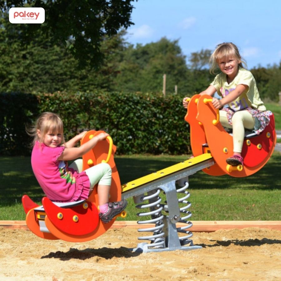 5 lưu ý giúp bé chơi bập bênh ngoài trời vừa vui vừa an toàn