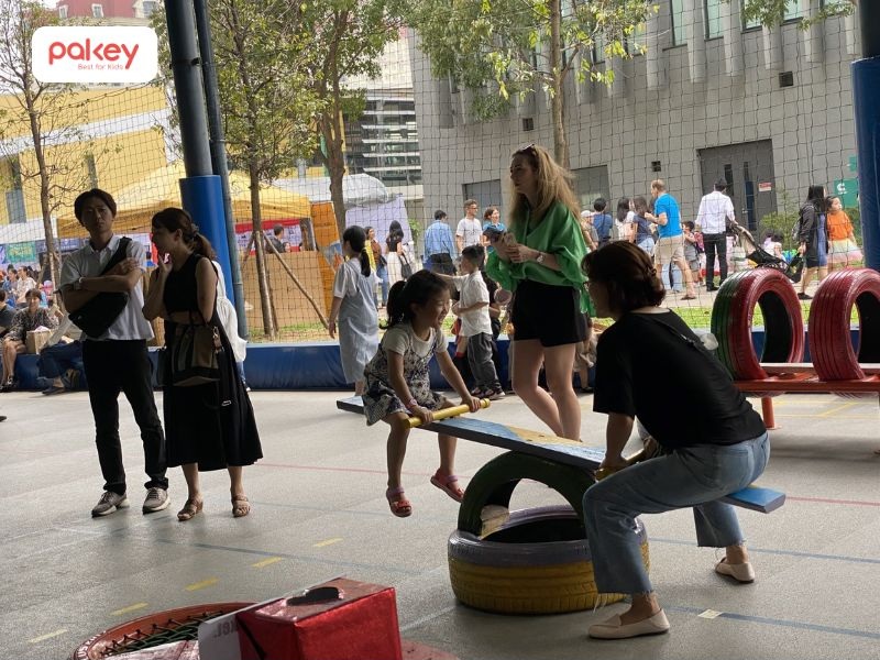 Cách làm bập bênh cho bé bằng lốp xe đơn giản nhất 8 Chơi cùng trẻ hoặc giám sát trẻ để đảm bảo an toàn khi chơi bập bênh