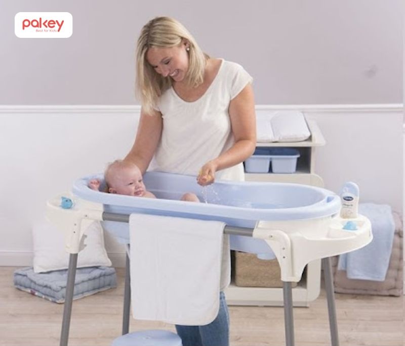 Chậu tắm có chân đứng được thiết kế cho mẹ không phải cúi người nhiều khi tắm cho bé