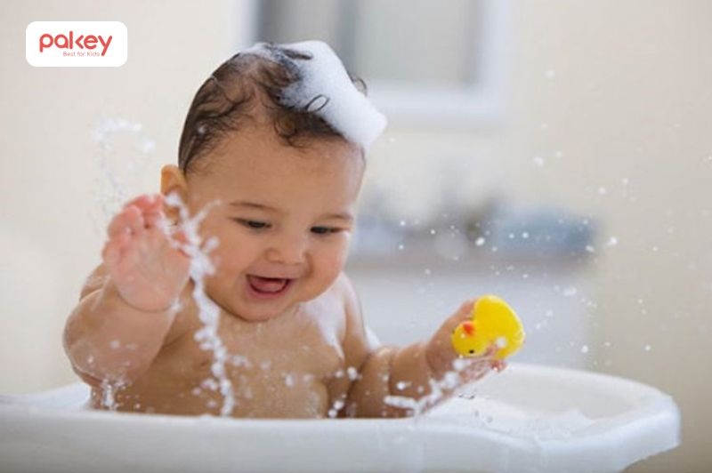 Chậu tắm giúp bé cảm thấy thích thú và mẹ thao tác dễ dàng hơn
