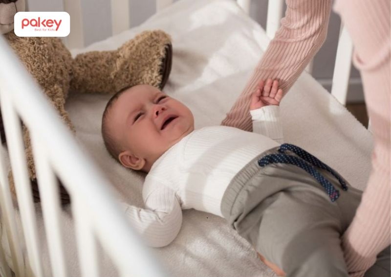 Nếu bé không hợp tác và tỏ ra sợ hãi, quấy khóc liên tục, hãy cân nhắc việc ngủ riêng của con