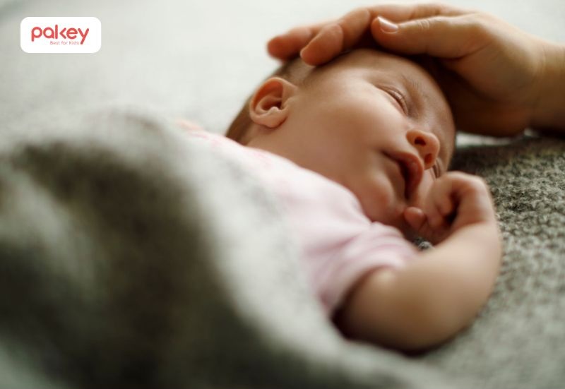 Trung bình, bé ngủ từ 14 – 17 giờ mỗi ngày trong giai đoạn 0-3 tháng tuổi