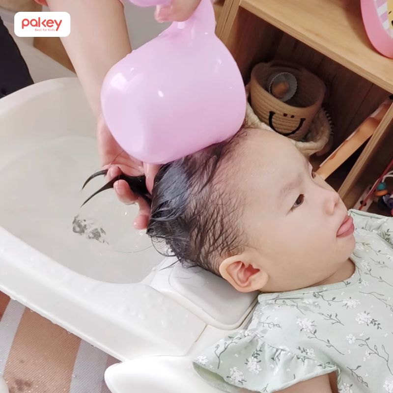 Không cần lo lắng nước và dầu gội chảy vào mắt bé