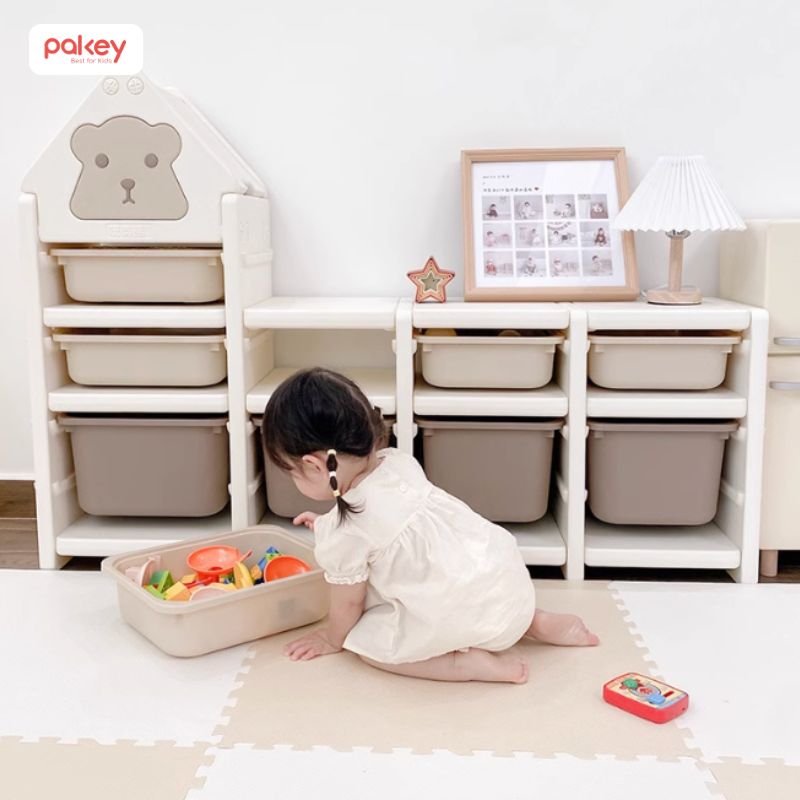 Nhờ có kệ để đồ chơi, nhà cửa dù có trẻ nhỏ nhưng lúc nào cũng gọn gàng
