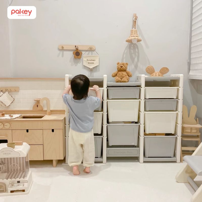 Để bé có thể thuận tiện lấy - cất đồ, ba mẹ nên chú ý đến kích thước của kệ