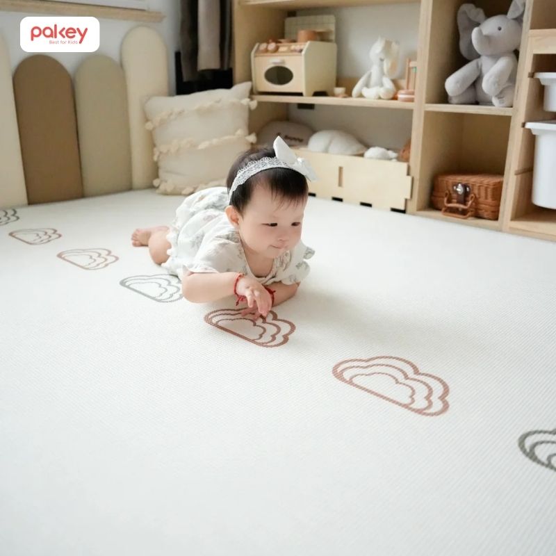 Bé vô cùng thích thú và chú ý quan sát các họa tiết trên thảm