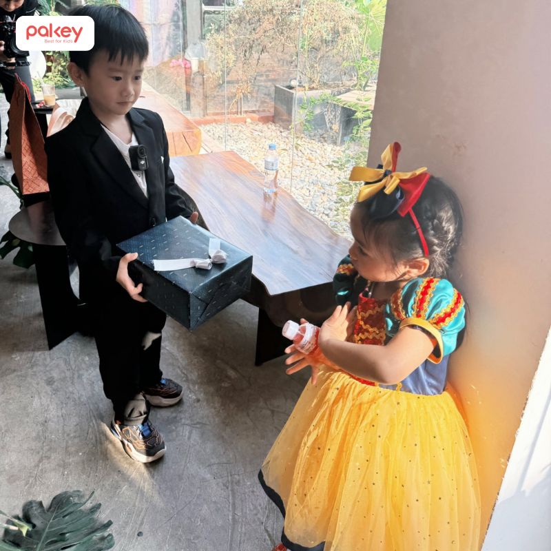 Pakey x Wiki chăm con