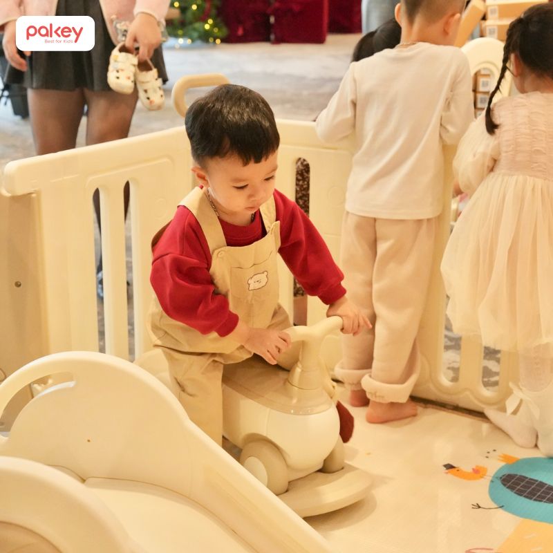 Pakey x Wiki chăm con