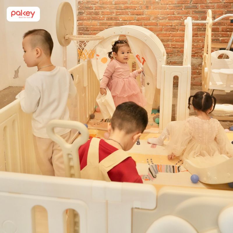 Pakey x Wiki chăm con