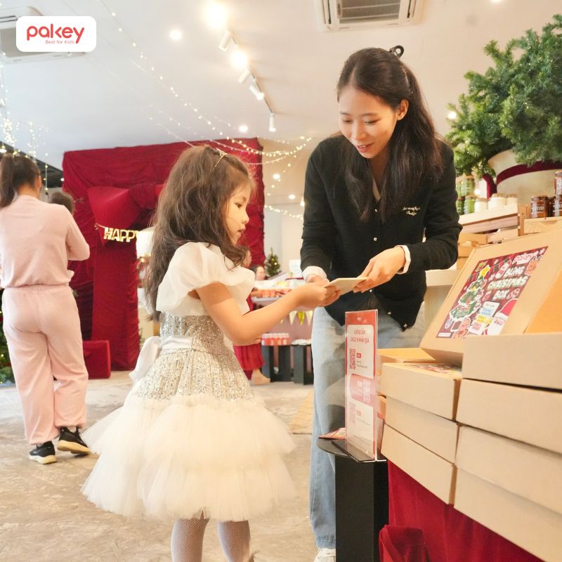 Pakey tặng quà cho các bé