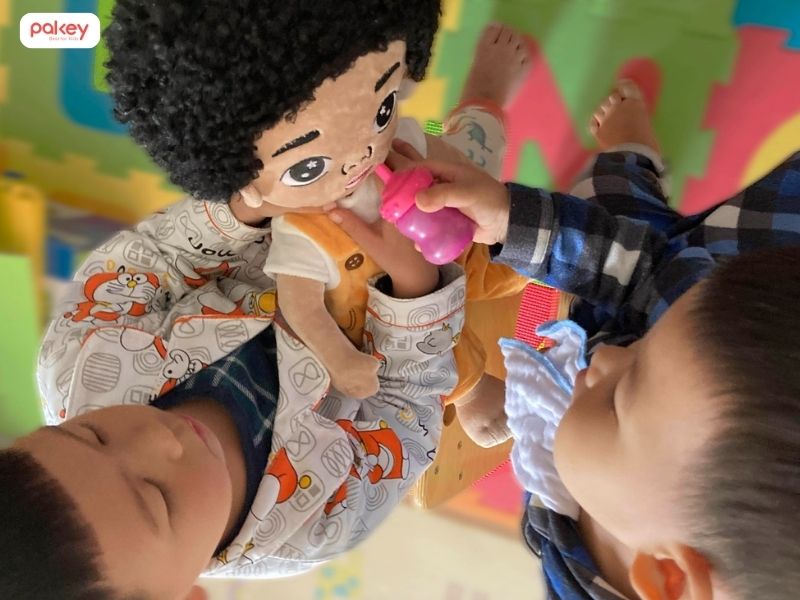 [Giải đáp] Có nên cho bé chơi búp bê đồ chơi từ sớm không?