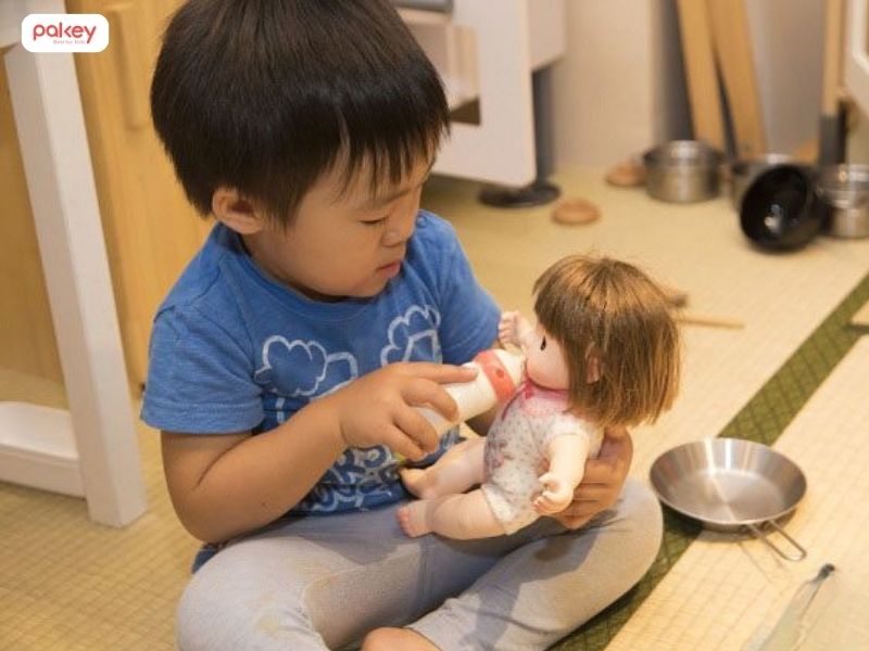 [Giải đáp] Có nên cho bé chơi búp bê đồ chơi từ sớm không?