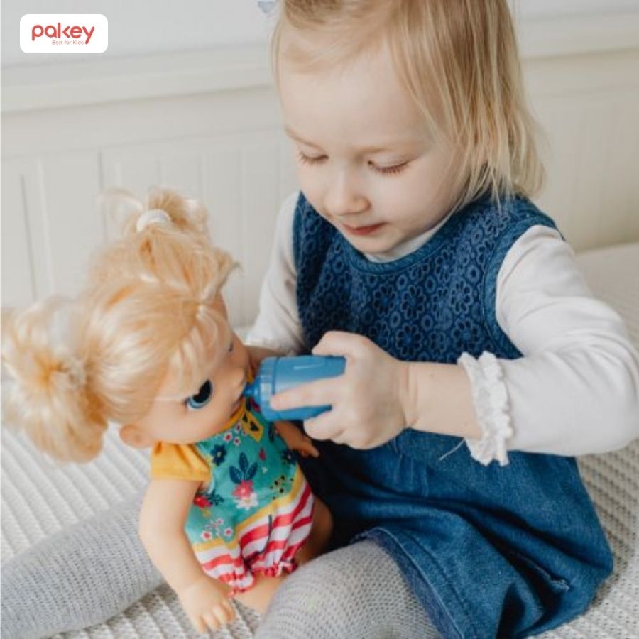 [Giải đáp] Có nên cho bé chơi búp bê đồ chơi từ sớm không?