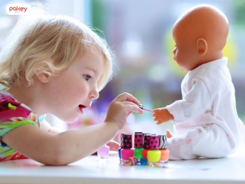 [Giải đáp] Có nên cho bé chơi búp bê đồ chơi từ sớm không?