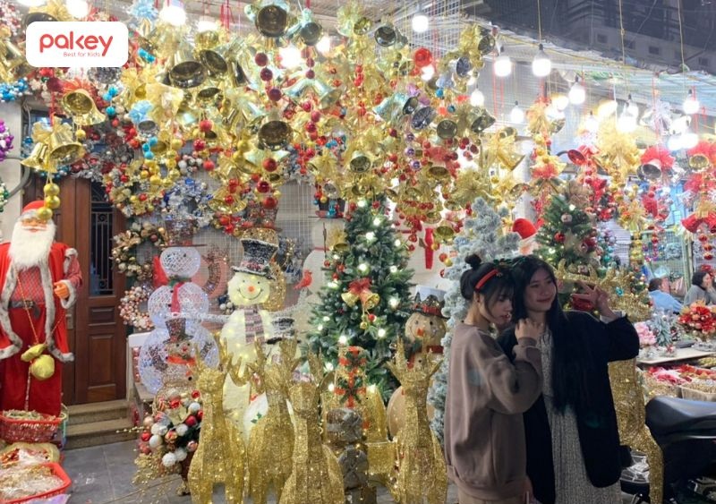 Phố Hàng Mã là địa điểm không thể bỏ qua khi nhắc đến Noel tại Hà Nội
