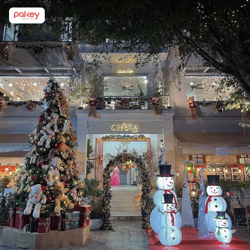 Tại Hà Nội, không khó để có thể tìm kiếm những quán cafe decor Noel xinh xắn cho bé yêu