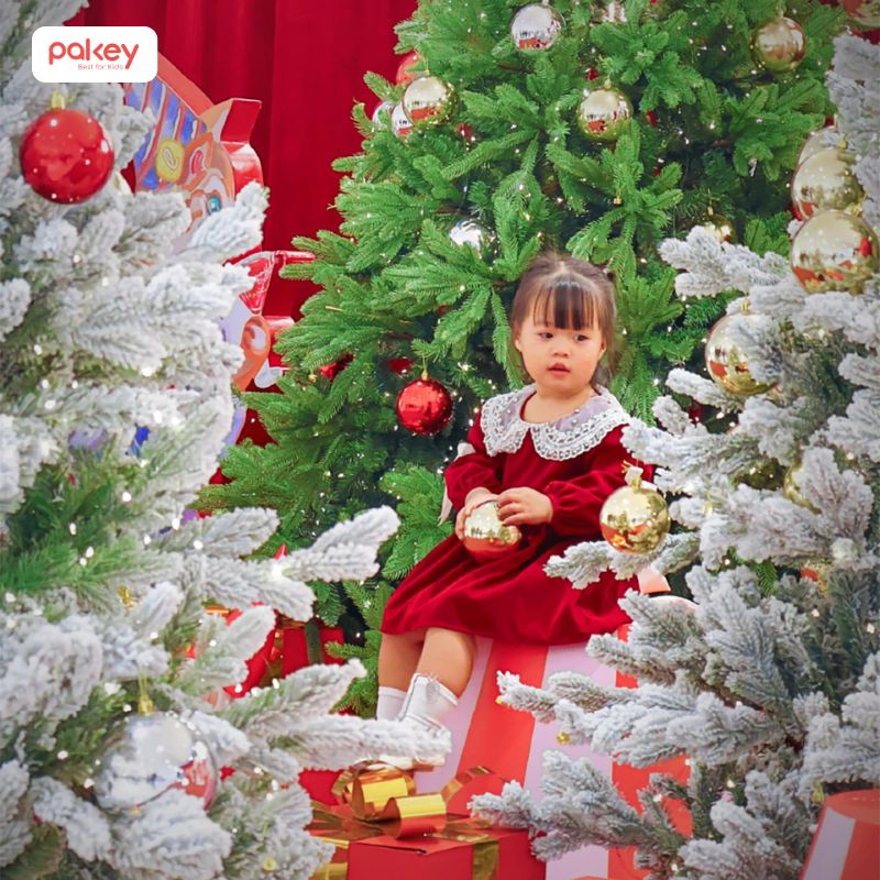 Trang phục Noel cho bé không chỉ cần đẹp để chụp ảnh mà còn phải đảm bảo yếu tố thoải mái và phù hợp với thời tiết