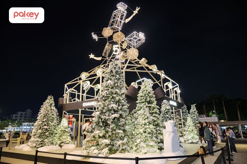 Lotte Mall Tây Hồ là điểm đến mới nhưng nhanh chóng trở thành địa điểm chơi Noel được nhiều gia đình yêu thích