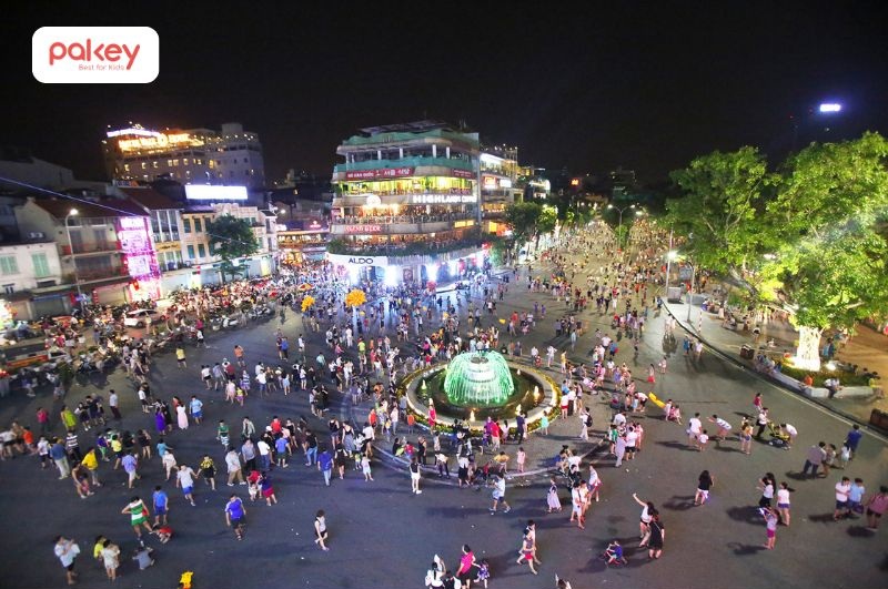 Phố đi bộ hồ Gươm - địa điểm chơi Noel cho các gia đình thích không gian "outdoor"