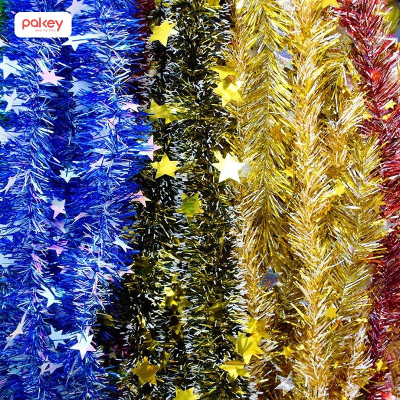 Dây kim tuyến với màu sắc yêu thích (nếu muốn cây thông trông thật nhất thì nên chọn màu xanh)