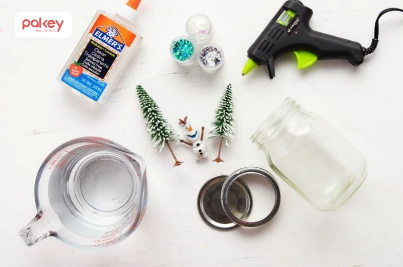 Chuẩn bị nguyên vật liệu làm quả cầu tuyết bằng lọ thủy tinh tại nhà