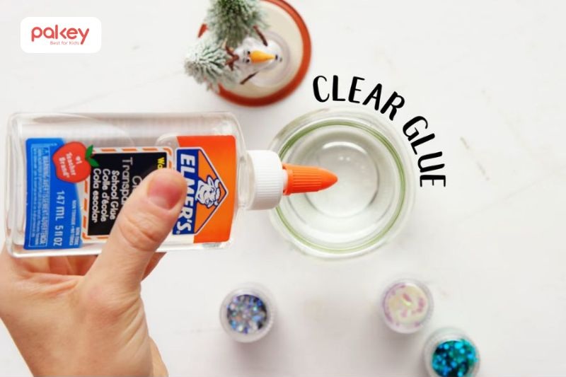 Cho dung dịch Glycerin vào trong lọ thủy tinh