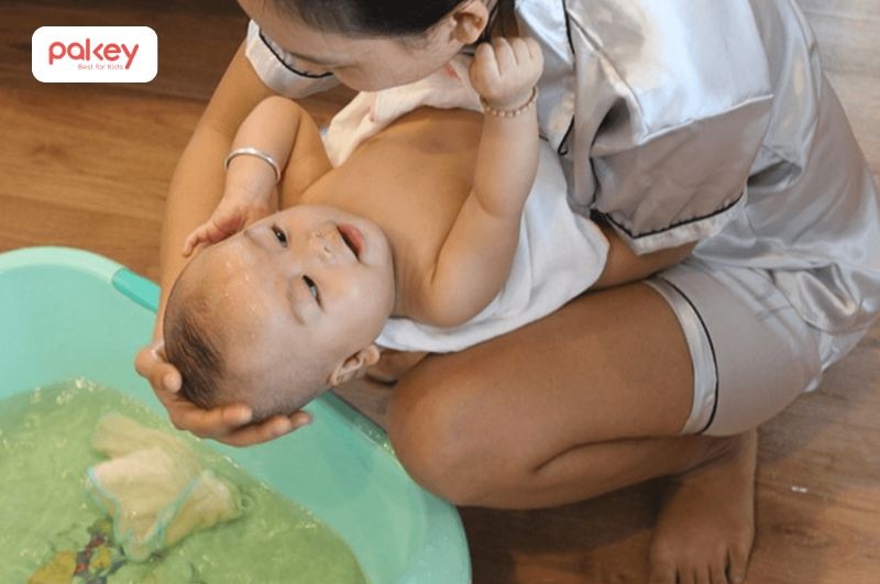 Người xưa tin rằng nước tắm gừng giúp làm ấm cơ thể, đẩy gió và giữ bé ngủ yên, ít giật mình