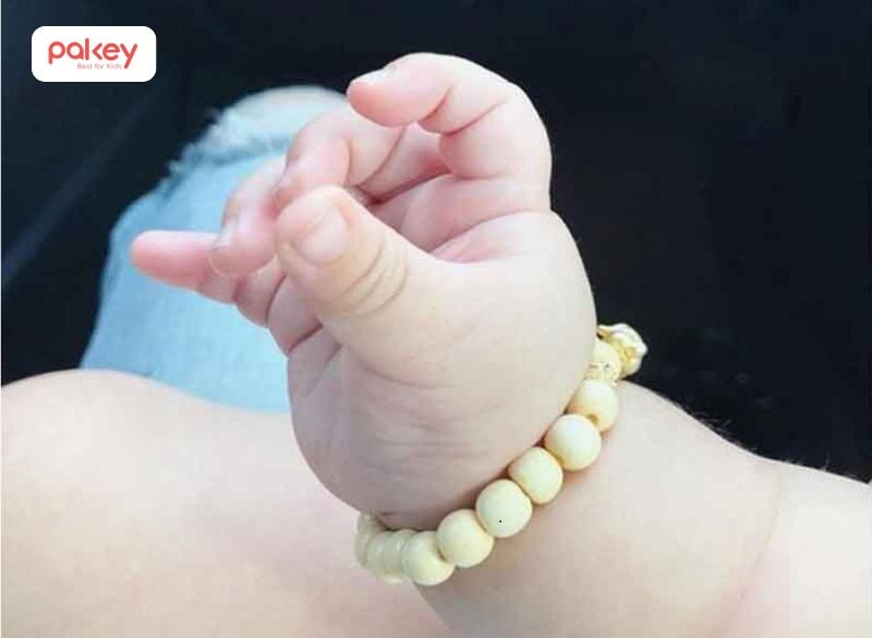 Đặt cành dâu trong phòng bé hoặc làm vòng đeo tay cho bé