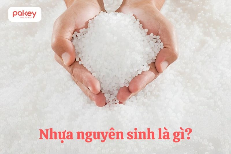 Nhựa nguyên sinh là loại nhựa được sản xuất trực tiếp từ dầu mỏ hoặc khí tự nhiên, chưa từng qua sử dụng, chưa bị tái chế hay pha trộn với bất kỳ loại nhựa tái sinh nào