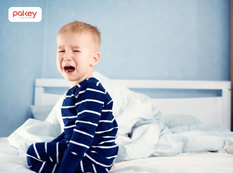 Trẻ ngủ hay giật mình có sao không?