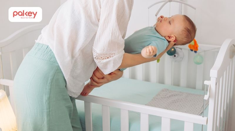 Những tiếng động nhẹ, sự thay đổi ánh sáng đột ngột, thay đổi nhiệt độ phòng hoặc cảm giác bị đặt xuống giường sau khi ngủ trên tay bố mẹ đều có thể khiến trẻ giật mình tỉnh giấc