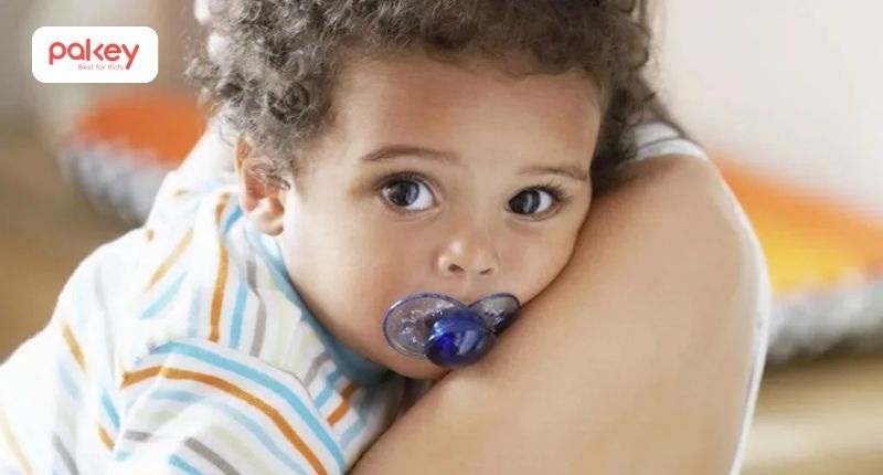 Trẻ ngủ nghiến răng có sao không? Cách xử lý như thế nào? 8 Cho trẻ ngậm ti giả hoặc miếng chụp bảo vệ răng