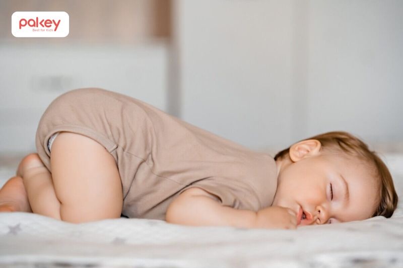 Trẻ dễ bị trào ngược sữa cho bú quá no hoặc tư thế ngủ sai cách