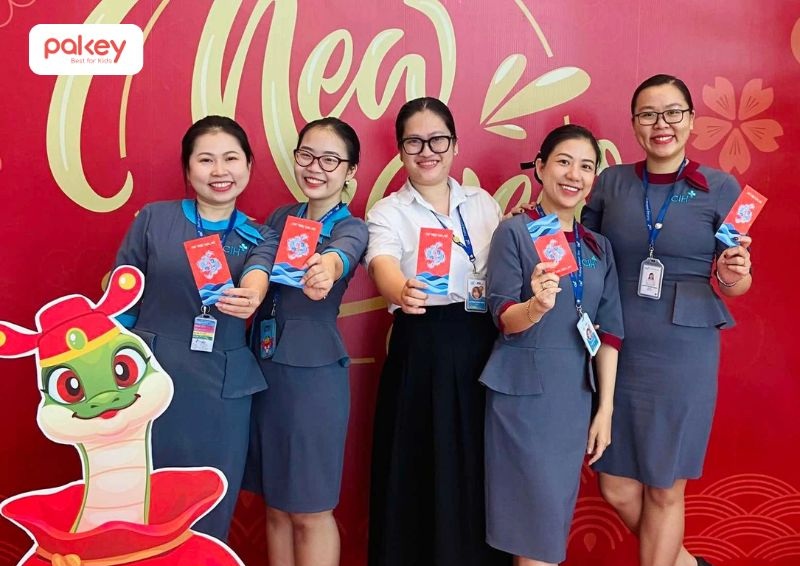 Không chỉ trẻ em mà người lớn cũng có thể được nhận lì xì