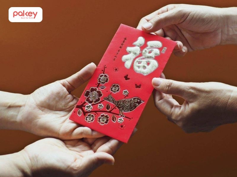 Lì xì được xem là hành động trao may mắn đầu năm