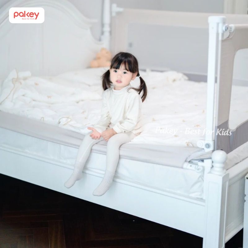 Nên mua thanh chắn giường, quây chắn giường hay màn chống ngã cho bé?