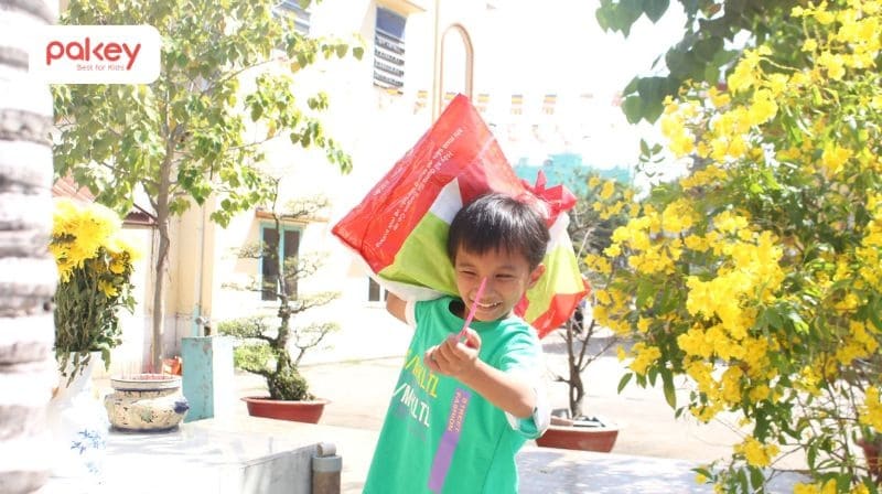 Quà tặng nên xuất phát từ tình cảm dành cho trẻ nhỏ thay vì đặt nặng vấn đề giá trị vật chất, đặc biệt không nên đáp ứng mọi đoi hỏi, yêu cầu của bé