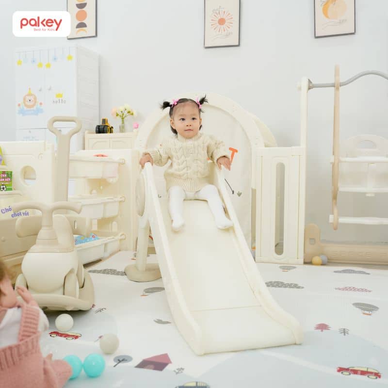 Trong những ngày Tết bận rộn, cầu trượt trong nhà giúp bé giải phóng năng lượng, hạn chế ngồi một chỗ xem tivi