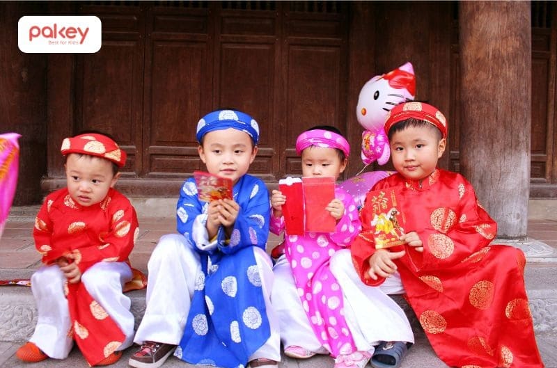 Lì xì là món quà Tết truyền thống không thể thiếu, mang ý nghĩa chúc phúc và cầu may cho trẻ nhỏ