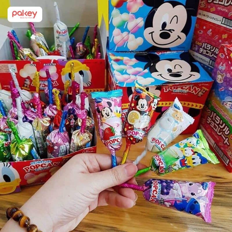 Bánh kẹo là món quà Tết bé nào cũng thích