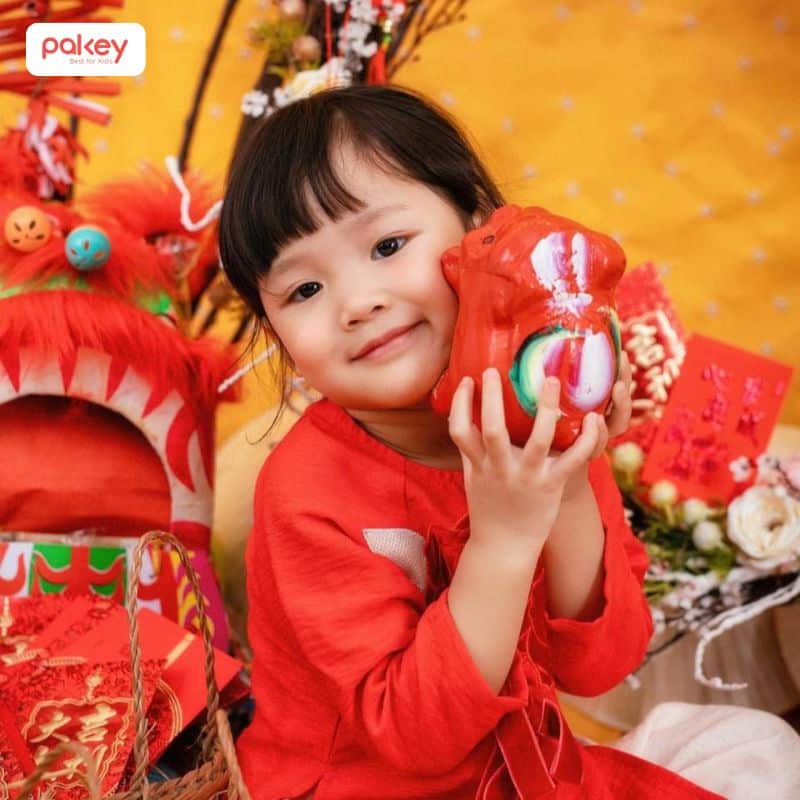 Tặng bé heo đất để giáo dục thói quen tiết kiệm và chi tiêu hợp lí